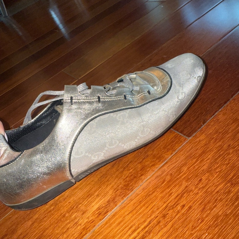 Gucci Silver Sneakers with Streamlined Design - Picture 3 of 8